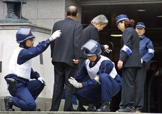 Japanese police dey check men for suit