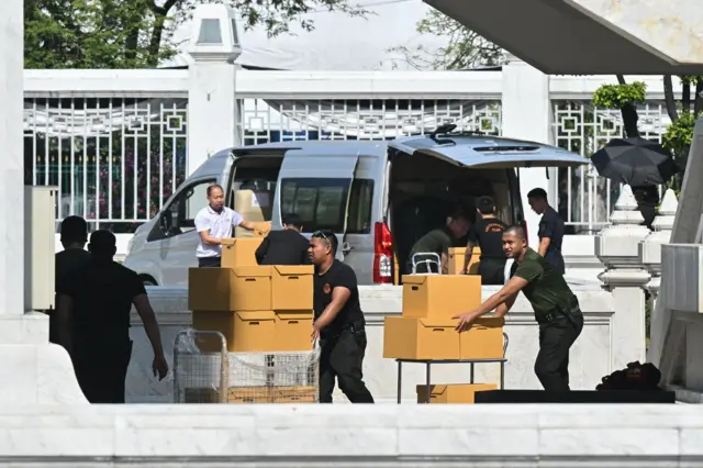 เจ้าหน้าที่สำนักงาน ป.ป.ช. ยื่นฟ้องคดี 44 สส. ต่อศาลฎีกาเมื่อ 9 ก.พ. โดยลำเลียงเอกสารหลักฐานจำนวนมากมาประกอบคำร้อง  