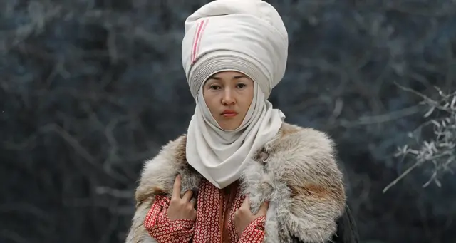 Ак элечек кийген аял. Иллюстрация 