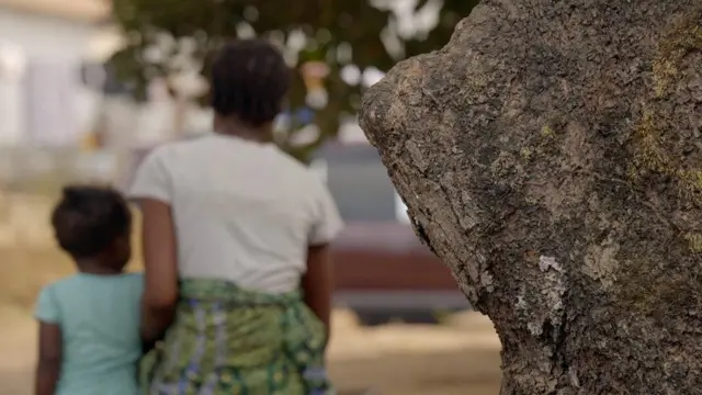 ህጻን ልጅ የያዘች እናት 