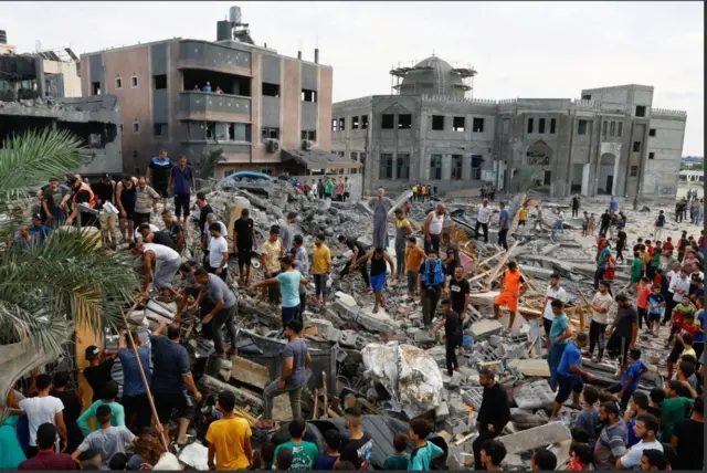 فلسطينيون يبحثون عن ناجين بين أنقاض منزل في رفح دمره قصف إسرائيلي