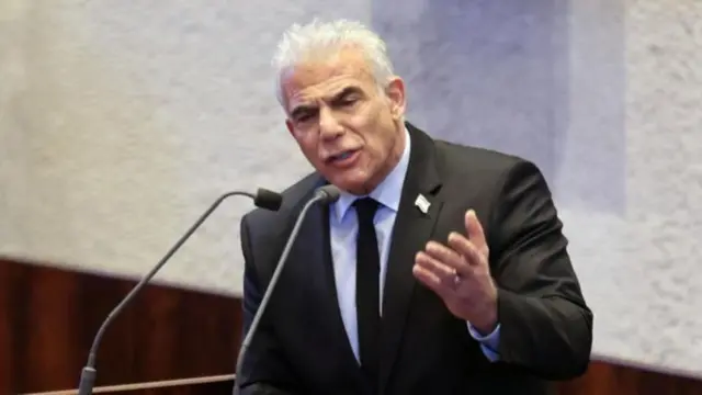 Hogaamiyaha mucaaradka Israel Yair Lapid ayaa ku tilmaamay xaalada hadda jirta inay tahay “musiibo siyaasadeed” oo soo wajahday Israel.
