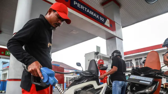 Petugas melayani pengisian bahan bakar minyak (BBM) jenis Pertamax pada kendaraan di salah satu SPBU, Ternate, Maluku Utara, Minggu (2/2/2025). PT Pertamina (Persero) melakukan penyesuaian harga bahan bakar minyak (BBM) jenis Pertamax dari Rp12.800 per liter menjadi Rp13.200 per liter, sementara Dexlite dari Rp13.900 per liter menjadi 14.950 per liter yang berlaku pada 1 Februari 2025 untuk wilayah Maluku Utara.