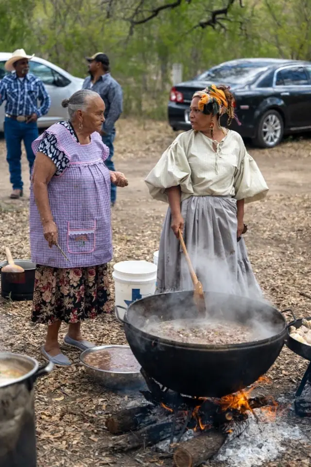 Mujeres preparan comida en El Nacimiento de los Negros