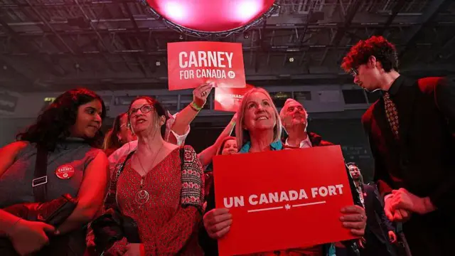 Los partidarios reaccionan en un evento de la noche electoral para el primer ministro canadiense y líder del Partido Liberal, Mark Carney, ya que los primeros resultados de las encuestas indican una victoria liberal en las elecciones federales del 28 de abril de 2025 en Ottawa, Canadá. (Foto: Andrej Ivanov/Getty Images)