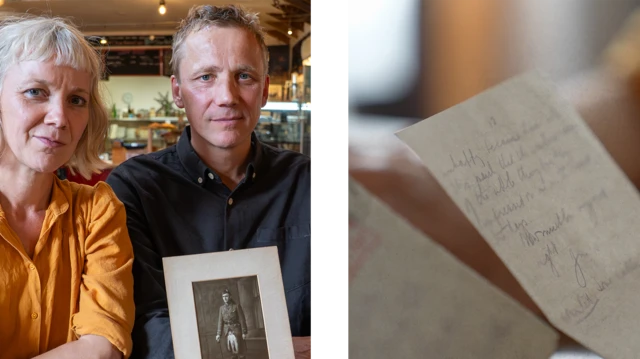 Composição de duas imagens. À esquerda, uma mulher com blusa amarela, sentada ao lado de um homem com cabelo curto e camisa azul-marinho. Eles seguram uma fotografia impressa de um soldado com kilt escocês e boné militar. A foto da direita é de uma carta manuscrita, nas mãos de uma pessoa.