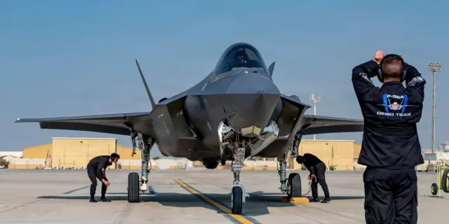 ඇමෙරිකාවේ F-35 ප්‍රහාරක ජෙට් යානයක් අසල සිටින සිටින පිරිසක්