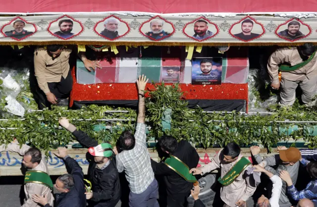  تشییع کشته شدگان در محل کنسولگری ایران در دمشق