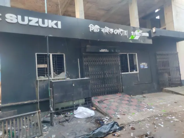 बिमल का कहना है कि भीड़ ने हमला कर बाइकें चुरा लीं और आग लगा दी. 