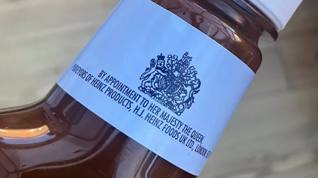 Chai sốt cà chua với dòng chữ "By appointment to Her Majesty the Queen"