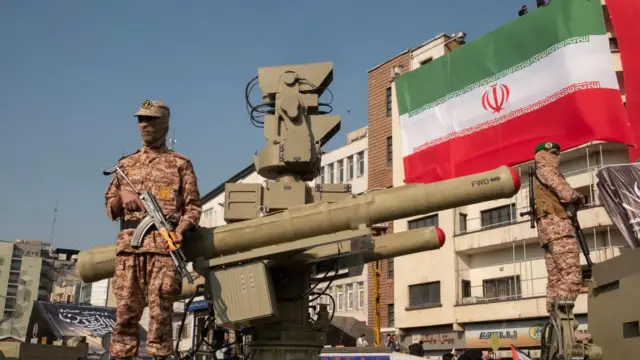 ईरान के एंटी मिसाइल डिफ़ेंस सिस्टम के साथ आईआरजीसी के सैनिक (सांकेतिक तस्वीर)