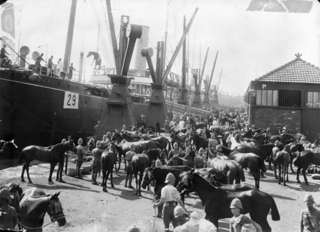 இந்திய வரலாறு, மும்பை துறைமுகம், கப்பல், தங்கம், வெடிவிபத்து, இரண்டாம் உலகப்போர்