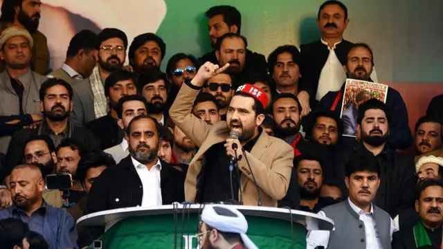 وزیر اعلیٰ خیبر پختونخوا جلسے سے خطاب کر رہے ہیں