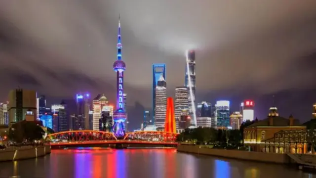 Tata lampu gedung-gedung pencakar langit di Shanghai akan dipadamkan dua hari untuk menghemat listrik. Ini adalah salah satu gejala masalah energi yang dihadapi China akibat kekeringan dan panas ekstrem.