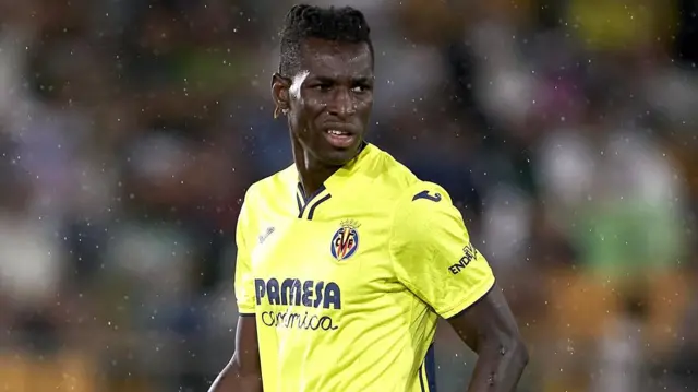 Nicolas Jackson, qui porte le maillot jaune de Villarreal, grimace en regardant vers sa gauche lors d'un match de la Liga.