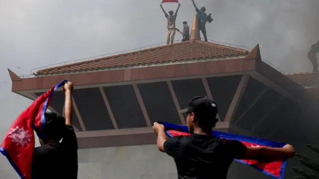 संसद् भवन परिसरमा जेन जी प्रदर्शनकारीहरू