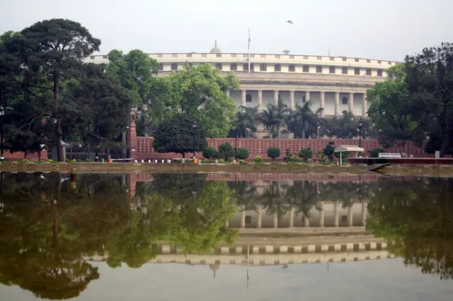 நாடாளுமன்றம்: அத்துமீறி நுழைந்த 6 பேரை எதிர்க் கட்சியுடன் தொடர்புபடுத்த சித்ரவதையா? என்ன நடந்தது?