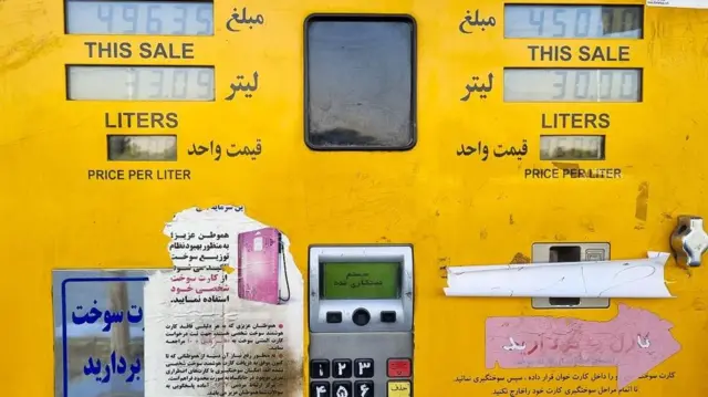 تصویری از اختلال امروز در پمپ‌ بنزین‌های ایران که استفاده شهروندان از کارت‌های سوخت را نا ممکن کرد