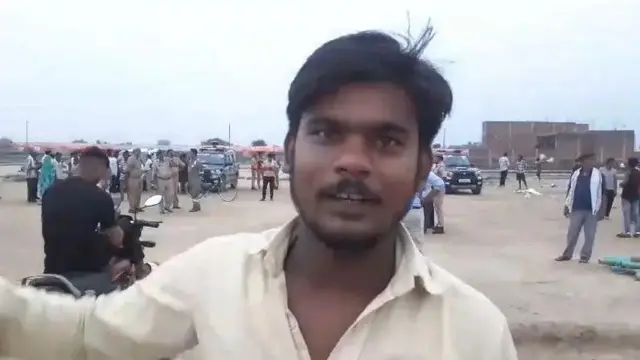 عیني شاهد براجېش وايي، د مراسمو ګډونوالو ناڅاپه منډه کړه، چې له کبله یې ګڼ کسان تر پښو لاندې شول.