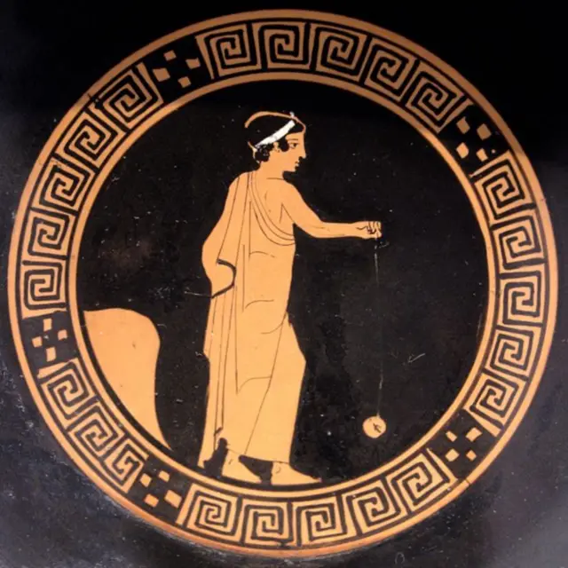 Un vase de la Grèce antique représente ce qui ressemble à un yo-yo d'aujourd'hui, mais qui représente probablement autre chose