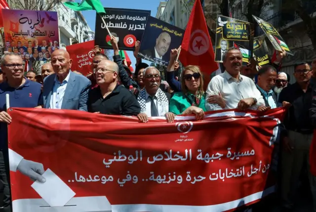 مظاهرة للمطالبة بالإفراج عن الصحفيين والنشطاء والمعارضين وتحديد موعد للانتخابات الرئاسية المقبلة