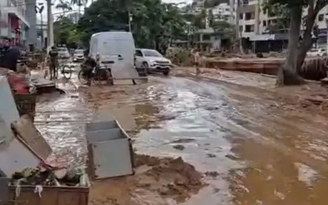 Rua cheia de lama e destruição em Ubá