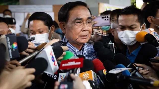 Prayuth Chan-ocha dikelilingi wartawan