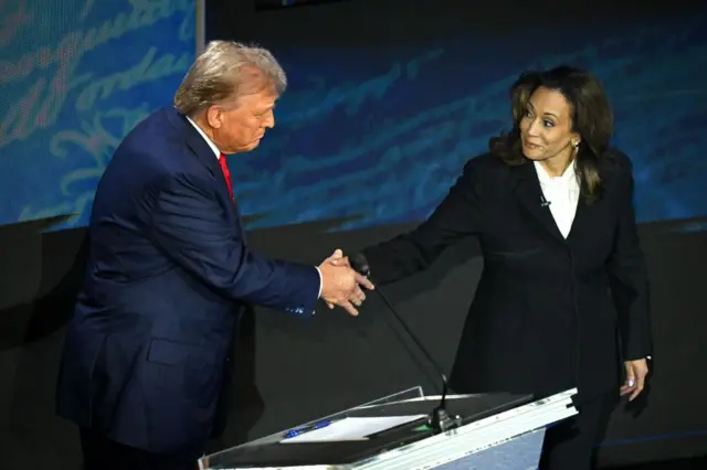 Harris ve Trump el sıkışıyor