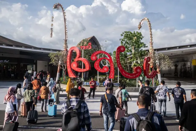 Wisatawan memadati area kedatangan domestik Bandara Ngurah Rai di Denpasar, Bali.