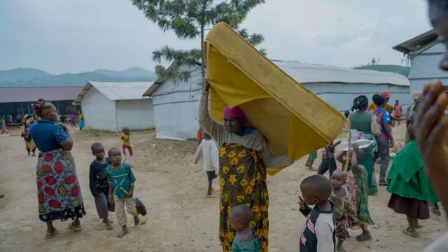 Umugore ateruye imatela aja kurarako mu bihangari bashikiramwo mu kibanza ca Nyabitare