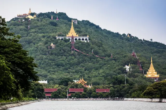 မန္တလေးမြို့ဦးက မန္တလေးတောင်တော်