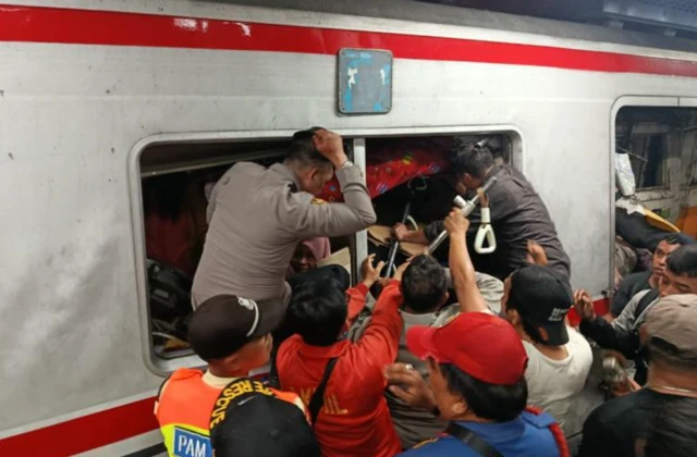 evakuasi para penumpang di dalam kereta yang terlibat kecelakaan di Stasiun Bekasi Timur, Kota Bekasi, Senin (27/04) malam.