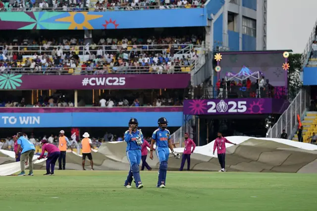 තරගයේ පළමුවෙන් පන්දුවට පහර දීමට පිටියට පිවිසි ඉන්දීය ඉනිම අතරතුර අවස්ථා දෙකකදී වර්ෂාවෙන් බාධා එල්ල විය.