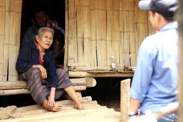 ဒုက္ခသည်စခန်းထဲက နေအိမ်မှာ တွေ့ရတဲ့ သက်ကြီးဇနီးမောင်နှံ နှစ်ဦး 