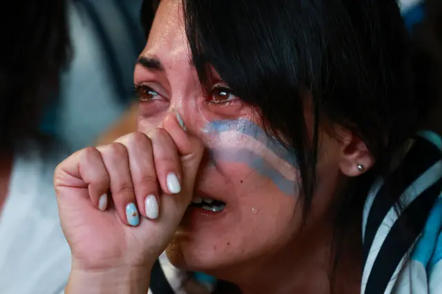 Un aficionado argentino reacciona durante la transmisión de la final de la Copa Mundial de la FIFA 2026 entre España y Argentina en Copacabana, Río de Janeiro.