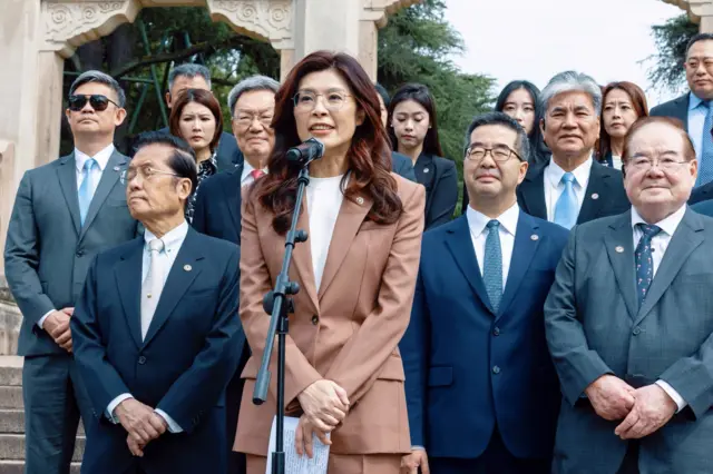 郑丽文谒陵后发表长达18分钟的演讲。