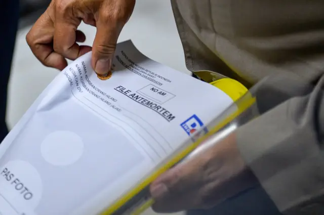 Petugas Biddokkes Polda Jabar melakukan pengambilan sampel kepada keluarga korban ledakan di RSUD Pameungpeuk, Kabupaten Garut, Jawa Barat.