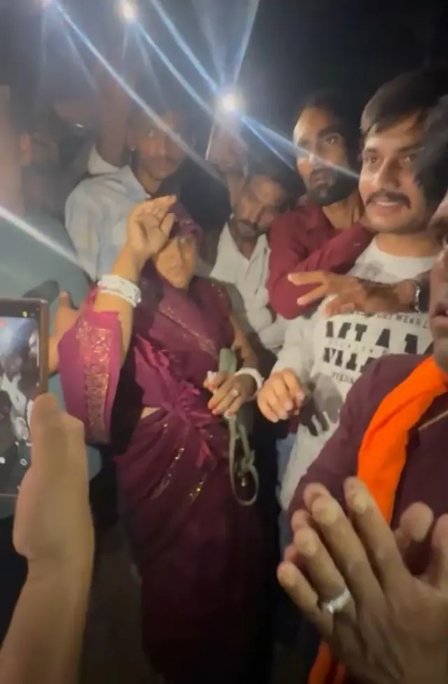ओमप्रकाश प्रजापती भोपाळहून देवासला आले होते. लग्नासाठी त्यांना दाखवण्यात आलेल्या मुलींचे मोबाइलमधील फोटो पोलिसांना दाखवताना.