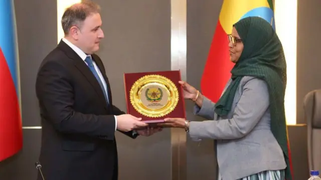 Ministira Ittisaa Itoophiyaa Injinar Ayishaa Mohaammad fi Ministira Industirii waraanaa Azarbaajaan Vugaar Mustaafaayiin