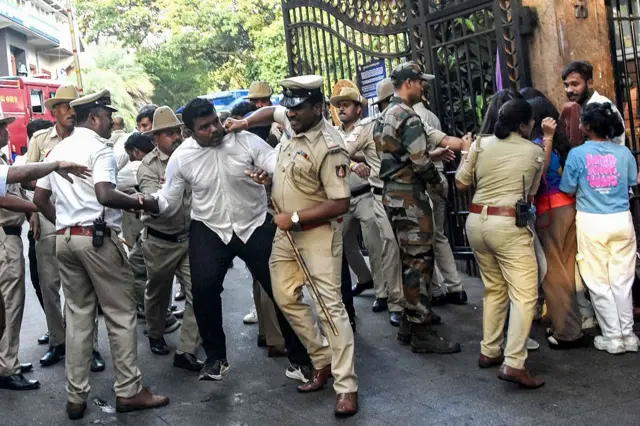 બીબીસી ગુજરાતી બેંગલુરુ આરસીબી ચિન્નાસ્વામી સ્ટેડિયમ ભાગદોડ ધક્કામુક્કી નાસભાગ ક્રિકેટ આઇપીએલ