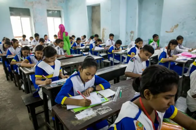 ঢাকার একটি স্কুলে পরীক্ষাকালীন সময়ের ছবি এটি