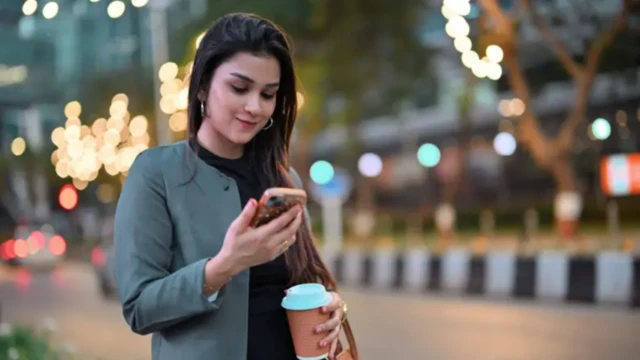 ਹੱਥ 'ਚ ਮੋਬਾਈਲ ਫੜ੍ਹੀ ਇੱਕ ਮਹਿਲਾ