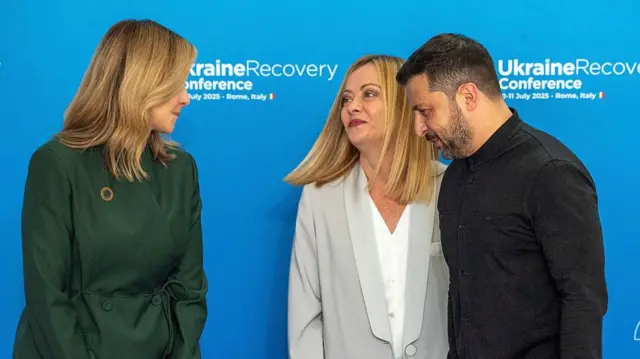 Прем'єрка Італії Джорджія Мелоні (в центрі) вітає президента України та першу леді на конференції в Римі минулого тижня