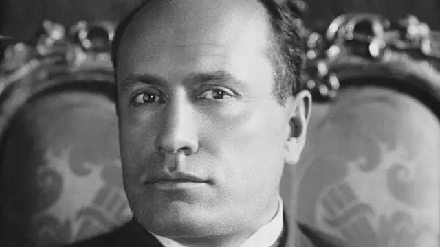 मुसोलिनी ने टैगोर को आमंत्रित करने के लिए अपने दो प्रतिनिधि शाँति निकेतन भेजे.