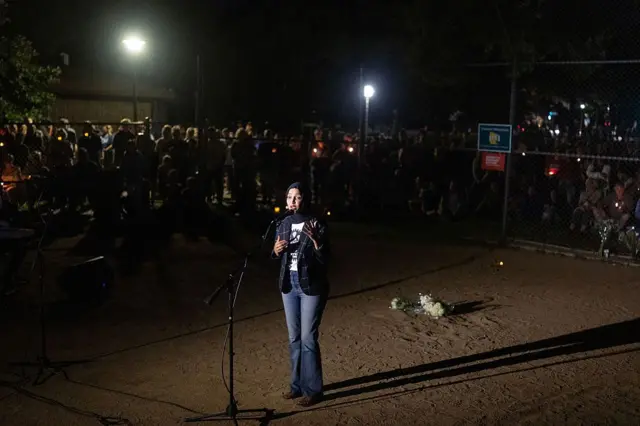 Ilhaan oo meel fagaare ah dad kula hadlaysa