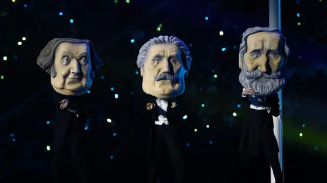 На церемонии открытия выступили артисты, одетые в костюмы трех итальянских композиторов: Джузеппе Верди, Джакомо Пуччини и Джоакино Россини.