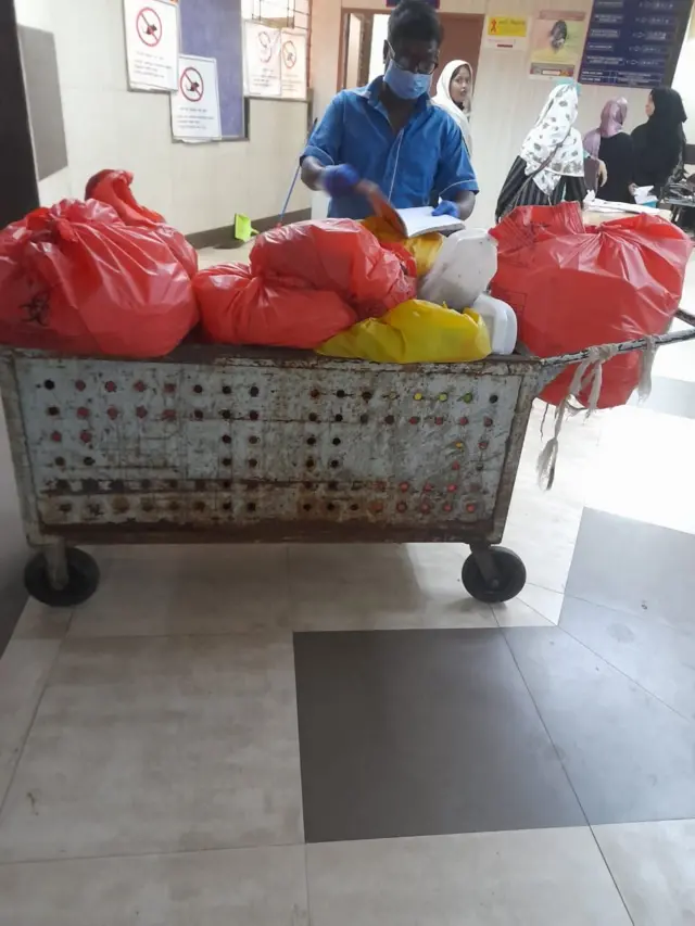 कूपर हॉस्पिटलमध्ये अशीच गाडी ओढताना विनोद दुरिया यांचा अपघात झाला