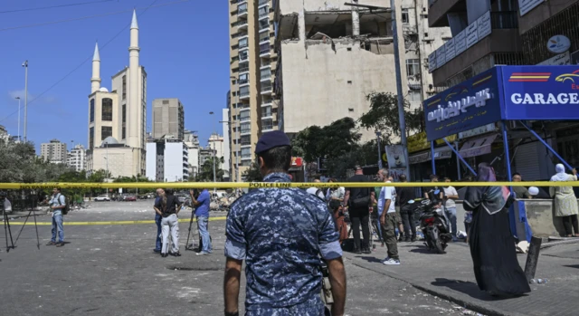 பெய்ரூட்டில் இஸ்ரேலிய வான்வழி தாக்குதலில் பாலத்தீன விடுதலைக்கான பாப்புலர் ஃப்ரண்ட் அமைப்பைச் சேர்ந்த தலைவர்கள் கொல்லப்பட்டதாக தகவல் எழுந்ததை தொடர்ந்து அப்பகுதியில் பாதுகாப்புப் பணியில் ஈடுபட்ட ராணுவத்தினர் 