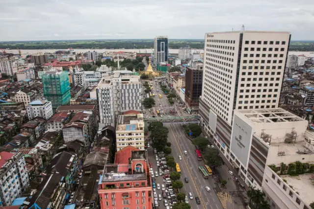 အပေါ်စီးကရိုက်ကူးထားတဲ့ ရန်ကုန်မြို့နယ်ခေါင်က ဆူးလေဘုရား​အထပ်မြင့်အဆောက်အဦးတွေရဲ့ မြင်ကွင်း 