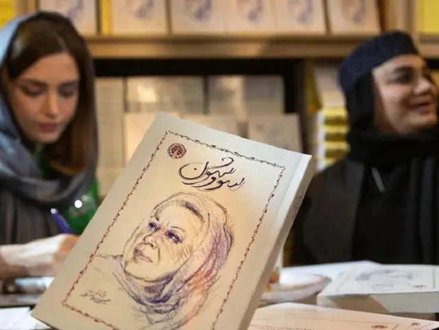 به اعتقاد عده‌ای این اقدام توسط انتشارات خوارزمی سوءاستفاده از نام‌های مشهور برای فروش کتاب نویسنده‌ای معتبر و همزمان تبلیغی برای یک سریال به شمار می‌رود که قرار است در شبکه نمایش خانگی عرضه شود. در نهایت اعلام شد نرگس آبیار و بهنوش طباطبایی نه کتاب‌ها، که «کارت پستال» با تصویر خانم دانشور را امضا و به بازدیدکنندگان داده‌اند.